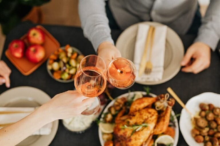 كم تبلغ تكلفة تناول الطعام في المطاعم في جميع أنحاء قبرص؟