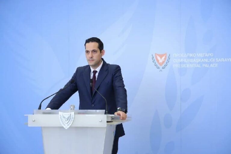الحكومة وحزب أكيل يتبادلان التصريحات حول الاقتصاد وتكاليف المعيشة