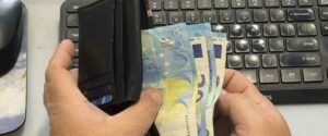 عادت مسألة ربط الأداء بالساعة بالحد الأدنى للأجور إلى الواجهة مجدداً، وهم يتركون الأمر للحكومة لإيجاد حل.