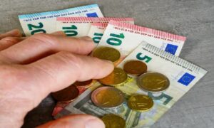 الرواتب لا تكفي لتغطية تكاليف المعيشة – يقدم الاقتصاديون مقترحات إلى البرلمان لتخفيف الأعباء عن الأسر