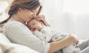 إجازة الوالدين: تستخدمها الأمهات بشكل رئيسي – بيانات عن الحالات التي عادت إلى العمل مبكراً