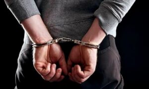 تم تفكيك شبكة لتأجير عقارات وهمية، وتم تقييد 9 أشخاص بالأصفاد.