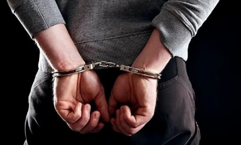 تم تفكيك شبكة لتأجير عقارات وهمية، وتم تقييد 9 أشخاص بالأصفاد.