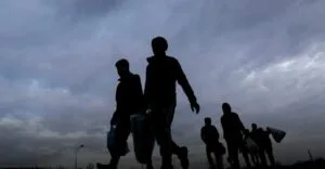قواعد جديدة لعودة المهاجرين: إجراءات أسرع وتدابير أكثر صرامة