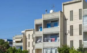 مبانٍ سكنية تُقام في مخيمات اللاجئين بإيجارات معقولة – هذا ما قاله وزير الداخلية في البرلمان