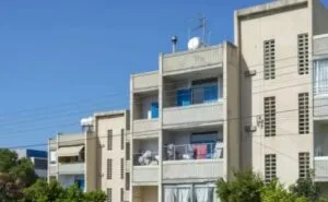 وزير الداخلية يعلن في البرلمان عن إنشاء مبانٍ سكنية داخل مخيمات اللاجئين بإيجارات ميسرة.