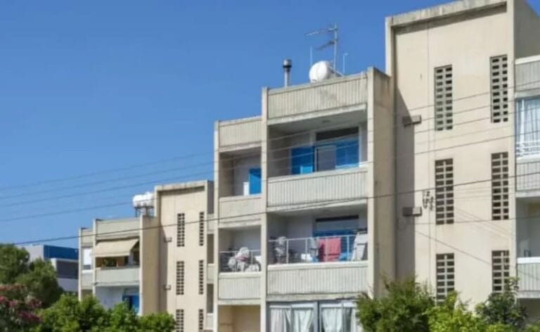 وزير الداخلية يعلن في البرلمان عن إنشاء مبانٍ سكنية داخل مخيمات اللاجئين بإيجارات ميسرة.
