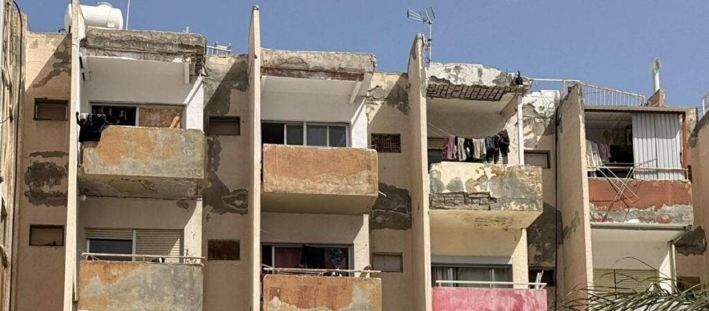 يجري هدم مبنيين سكنيين آخرين شديدي الخطورة في لارنكا، وتحذر هيئة حماية البيئة من هدم 35 مبنى آخر، ويجري إرسال خطابات إلى الملاك.