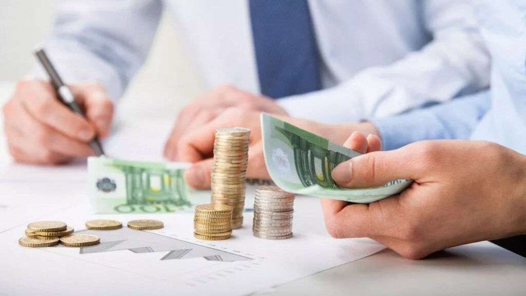 من المتوقع أن تؤثر زيادات أسعار الفائدة على حاملي قروض الرهن العقاري ذات الفائدة المتغيرة، في حين تقوم الشركات بتثبيت أسعار فائدة ثابتة.
