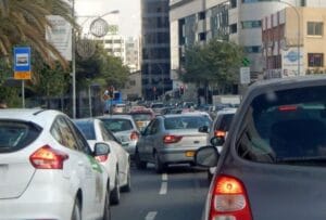 على مدى السنوات العشرين الماضية، نما عدد سكان قبرص بنسبة 40٪، بينما زاد عدد السيارات بنسبة 126٪.