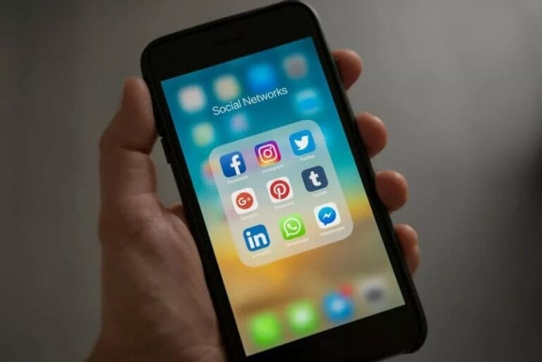تطالب المفوضية الأوروبية بفرض قيود عمرية على استخدام وسائل التواصل الاجتماعي لمن هم فوق سن 13 عاماً.