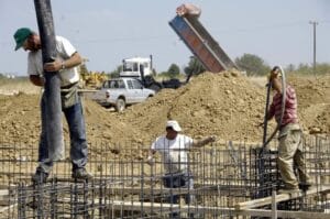 قسم التفتيش العمالي: احتمال تقييد العمل أو إيقافه بسبب ارتفاع درجات الحرارة