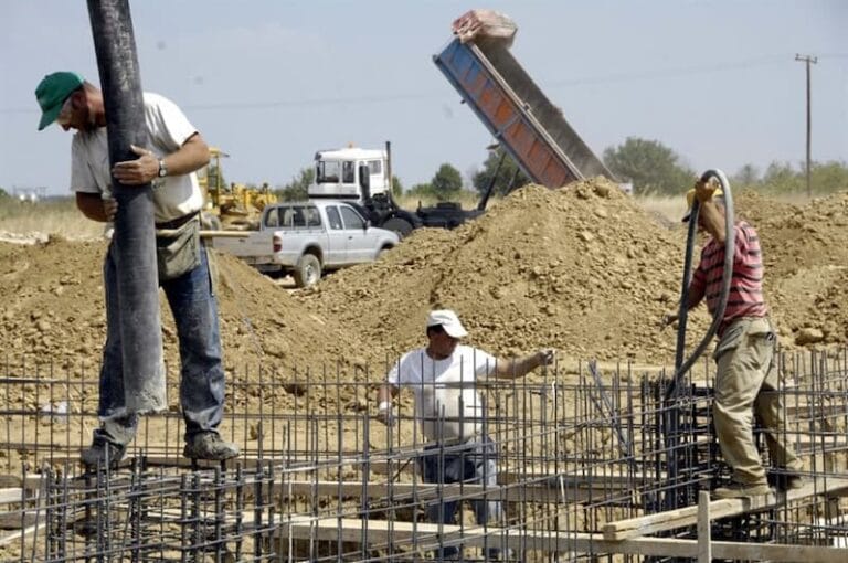 قسم التفتيش العمالي: احتمال تقييد العمل أو إيقافه بسبب ارتفاع درجات الحرارة