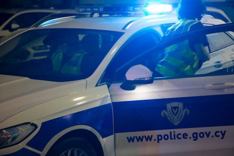 حملة تفتيش واسعة النطاق للشرطة: اعتقال 9 أشخاص بالأصفاد لارتكابهم مخالفات متعددة