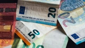 تحتل قبرص مرتبة متوسطة في الحد الأدنى للأجور في الاتحاد الأوروبي عند تعديلها وفقًا للقوة الشرائية.