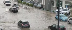 غمرت المياه الشوارع والمباني في نيقوسيا، وسقطت شجرة على مركبة، واستجابت إدارة الإطفاء لـ 35 حادثة. (فيديو)