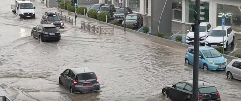 غمرت المياه الشوارع والمباني في نيقوسيا، وسقطت شجرة على مركبة، واستجابت إدارة الإطفاء لـ 35 حادثة. (فيديو)