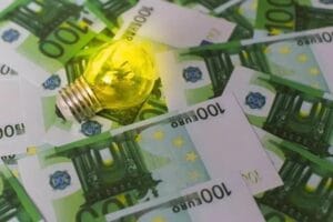 لماذا تبقى أسعار الكهرباء في قبرص مرتفعة رغم نمو مصادر الطاقة المتجددة وإصلاحات قطاع الطاقة؟