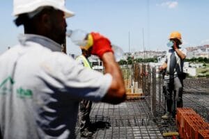 أعلنت الوزارة عن خطة جديدة تسمح للعائلات ببناء طابق إضافي لأقاربهم (فيديو)