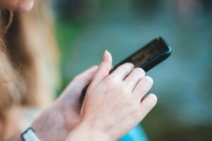 الشرطة “عاجزة” أمام خطاب الكراهية المجهول على الإنترنت