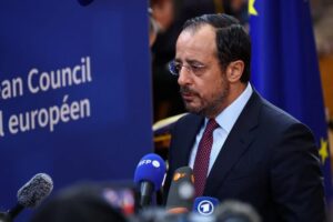 “إذا كانت بريطانيا مستعدة للعودة إلى الاتحاد الأوروبي، فنحن مستعدون للترحيب بها”.