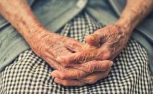 مخاطر من كل مكان تواجه كبار السن – الصحة، والمعاشات التقاعدية، ورعاية المسنين، وإعادة التأهيل، وسكن كبار السن