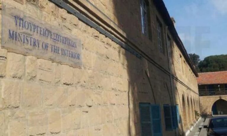 قضت المحكمة بأن الجنسية المكتسبة عن طريق التجنس لا يمكن نقلها إلى الزوج/الزوجة اللاحق/ة