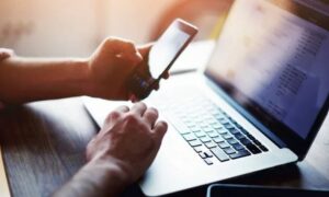 الانتقال إلى تقديم طلبات تصاريح الإقامة المحددة إلكترونياً